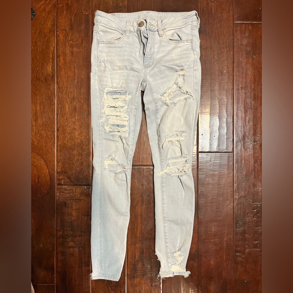 Light wash American eagle distressed skinny jeans